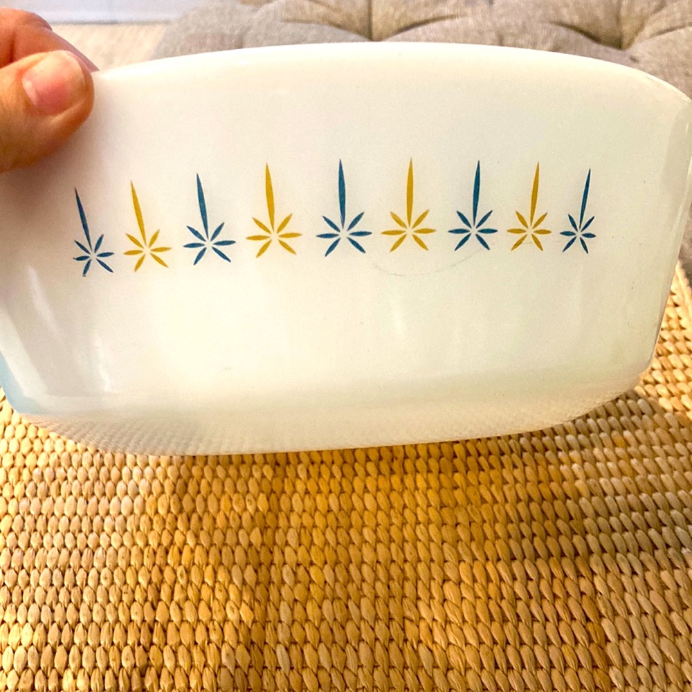 Anchor Hocking Fire King 3 Quart ovenware casserole dish. Candle Glow pattern.